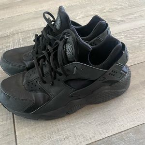 Black Nike Huaraches Women 11 fit like 10